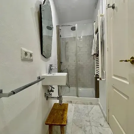 7r Charming Downtown Apartment *