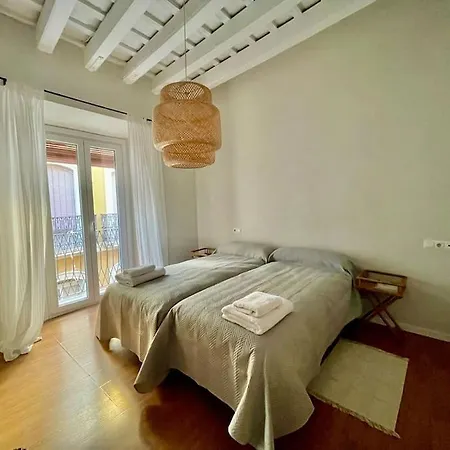 7r Charming Downtown Apartment
