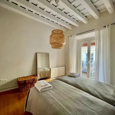 7r Charming Downtown Apartment