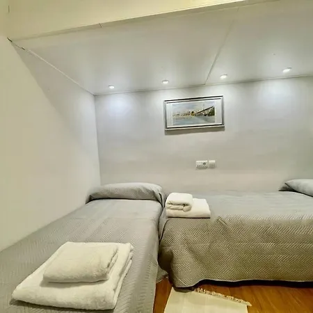 7r Charming Downtown Apartment
